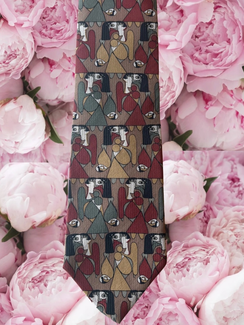 Picasso Face Pattern 100% Silk Made in USA Tie FEMME EN ROUGE SUR FAUTEUIL VERT